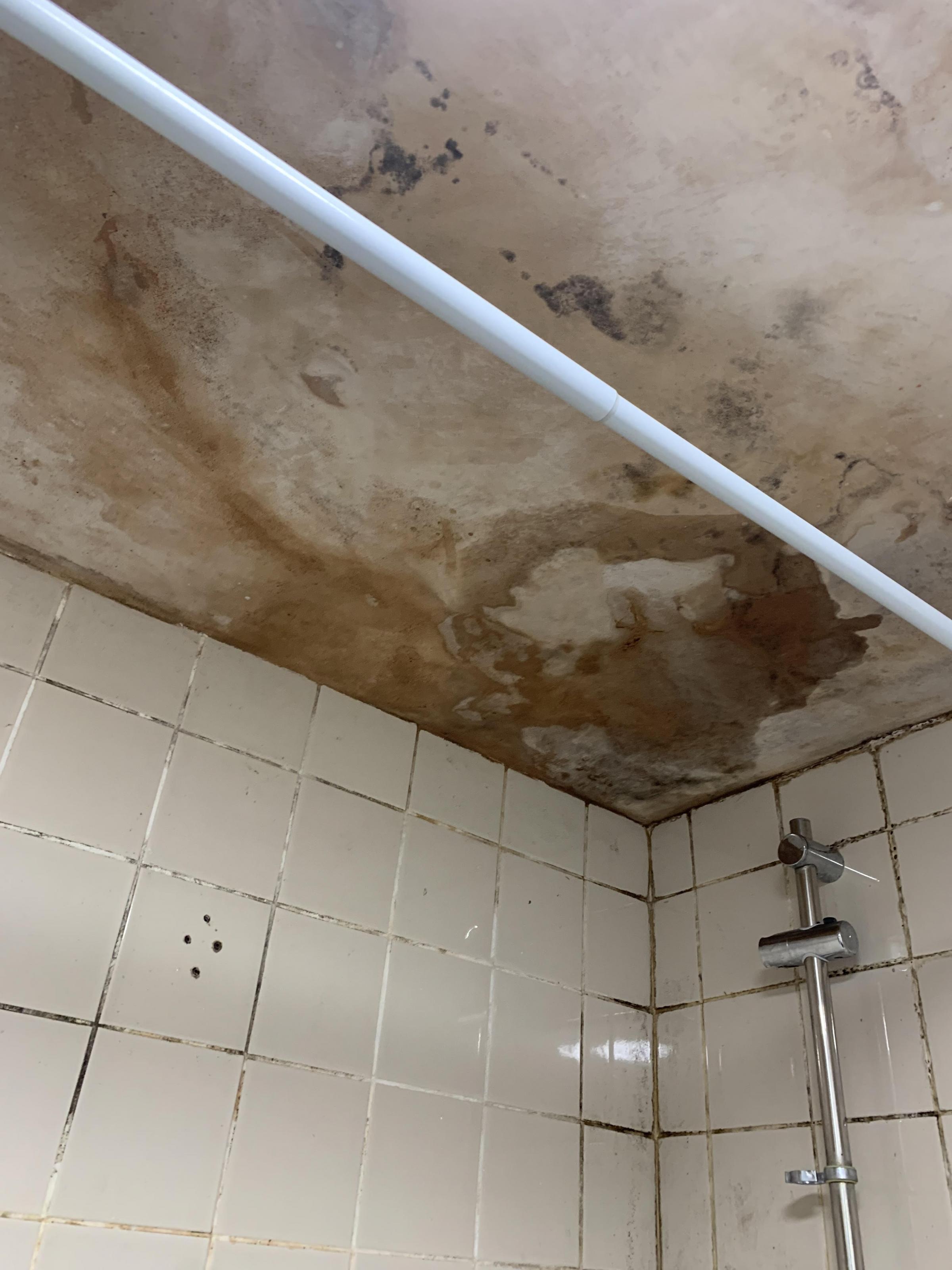 Mould In The Bathroom. Anna has been bathing her youngest son, 8, in the kitchen as the bathroom makes him wheeze. Image Credit: Anna Bensouiah. Permission to use with all LDRS partners