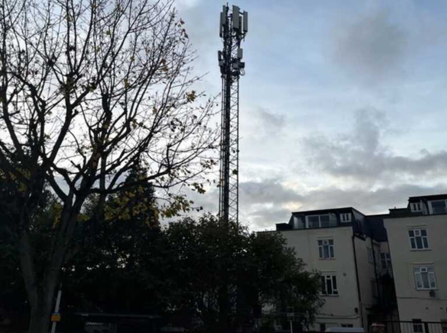 Temporary Mast, Brent. The company was only given temporary permission to install the mast for 12 months back in 2020. Image Credit: Cllr Ryan Hack. Permission to use with all LDRS partners